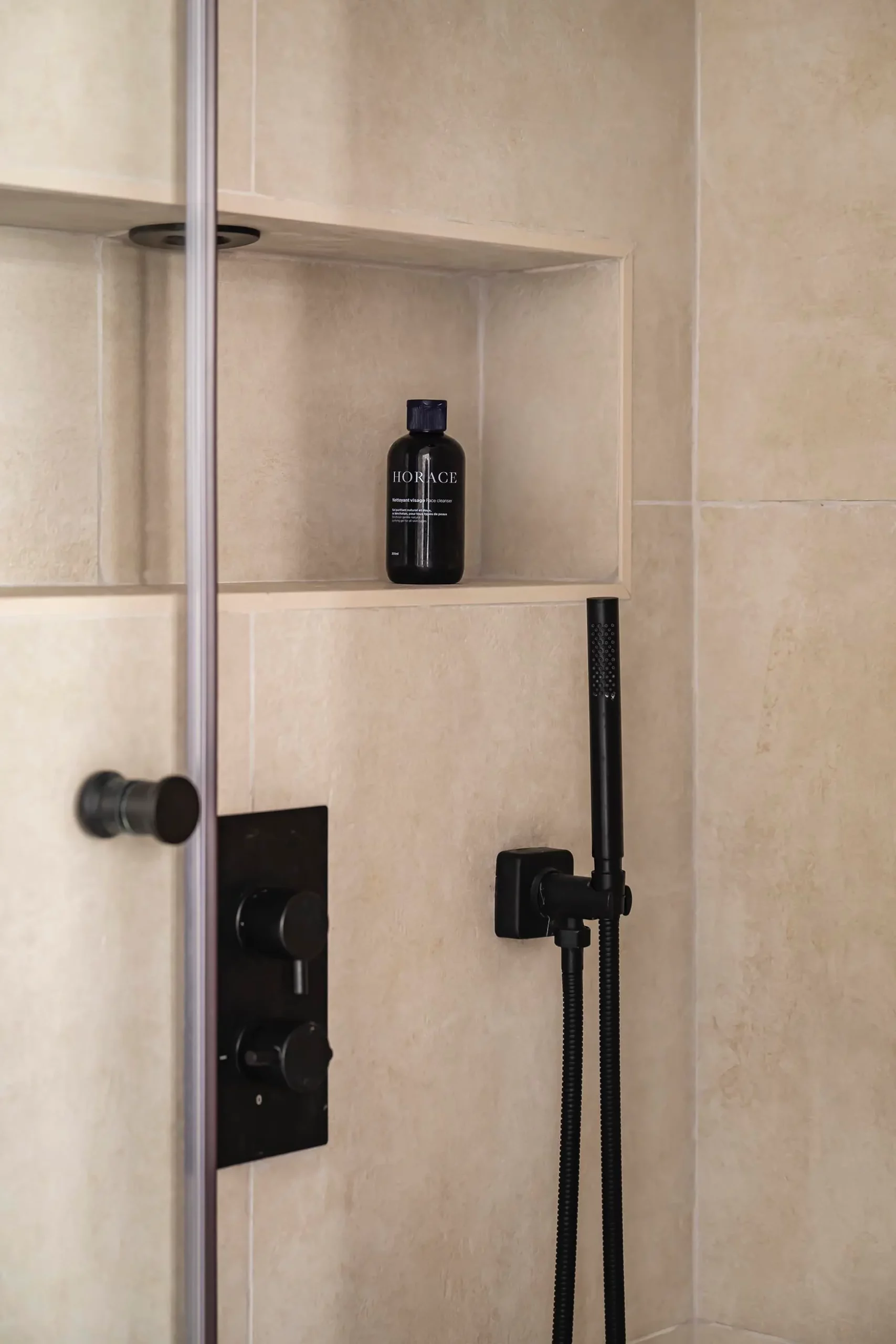 Detail d'une niche dans une douche asnieres