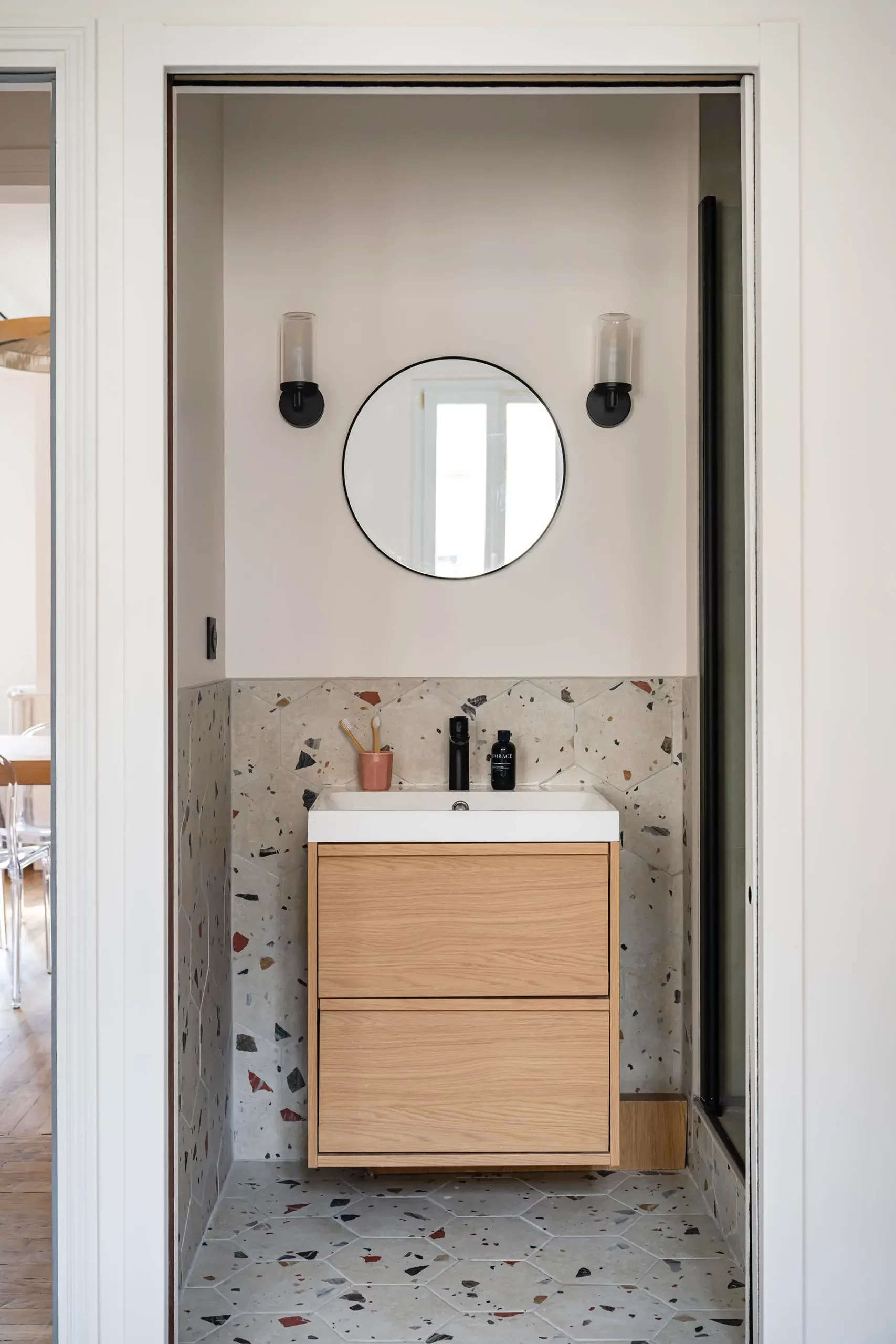 Astuce pour agrandir un petite salle d'eau rénovation appartement asnieres