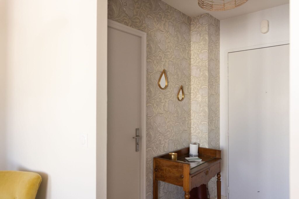 Entrée fonctionnelle avec dressing Agrandissement appartement studio mitoyen Clichy