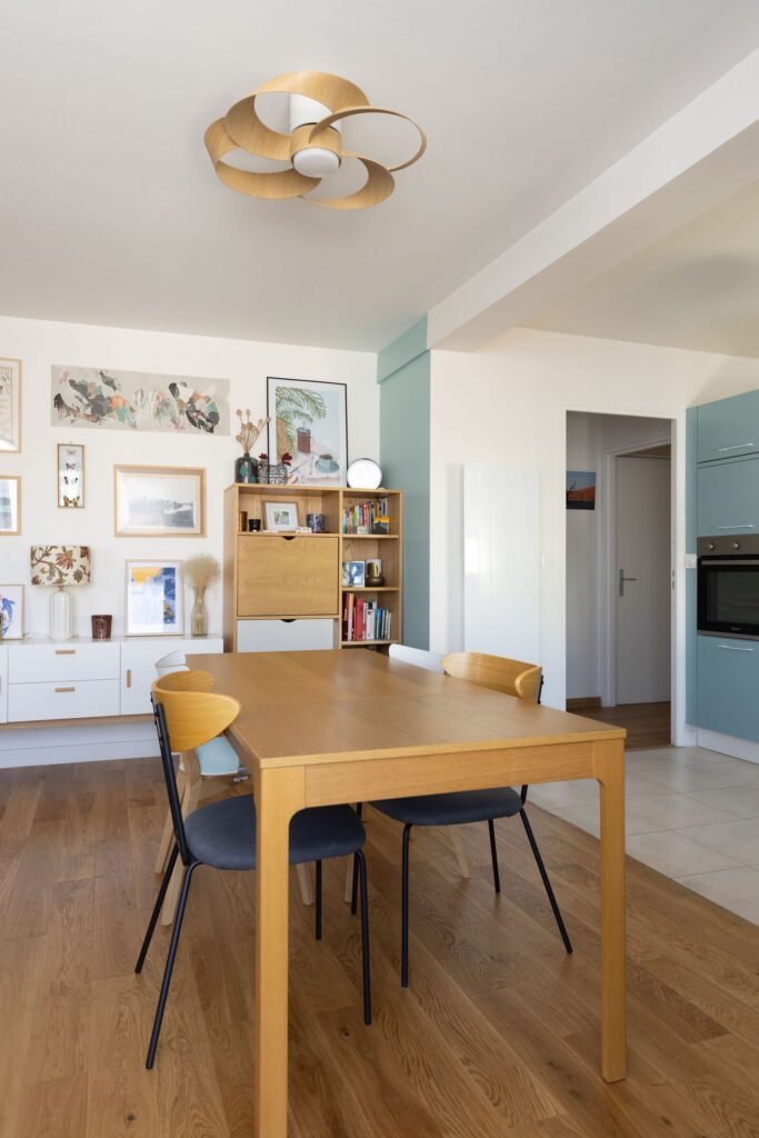 Espace repas fonctionnel près de la cuisine – Agrandissement appartement Clichy