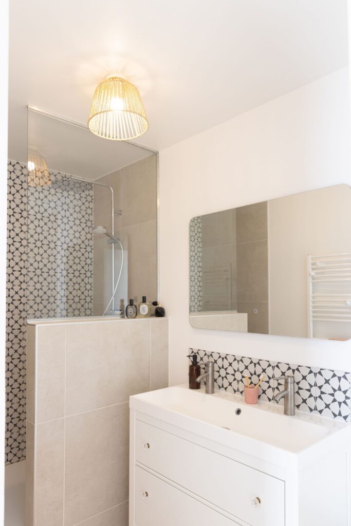 Salle d’eau moderne avec carrelage graphique – Suite parentale Clichy