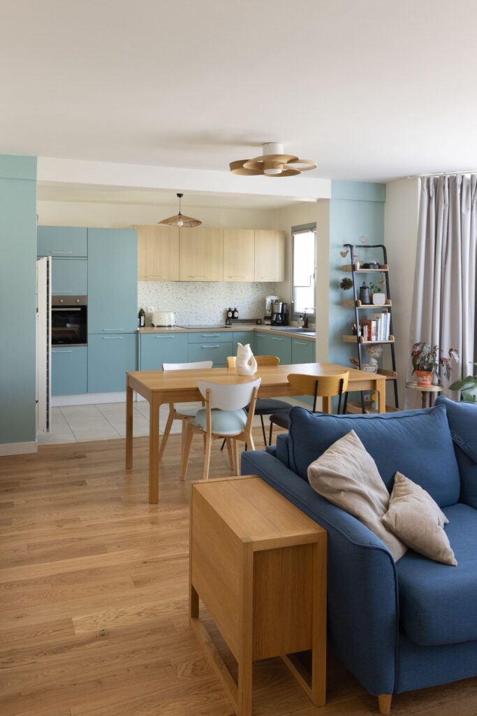 Espace repas fonctionnel près de la cuisine – Extension appartement Clichy