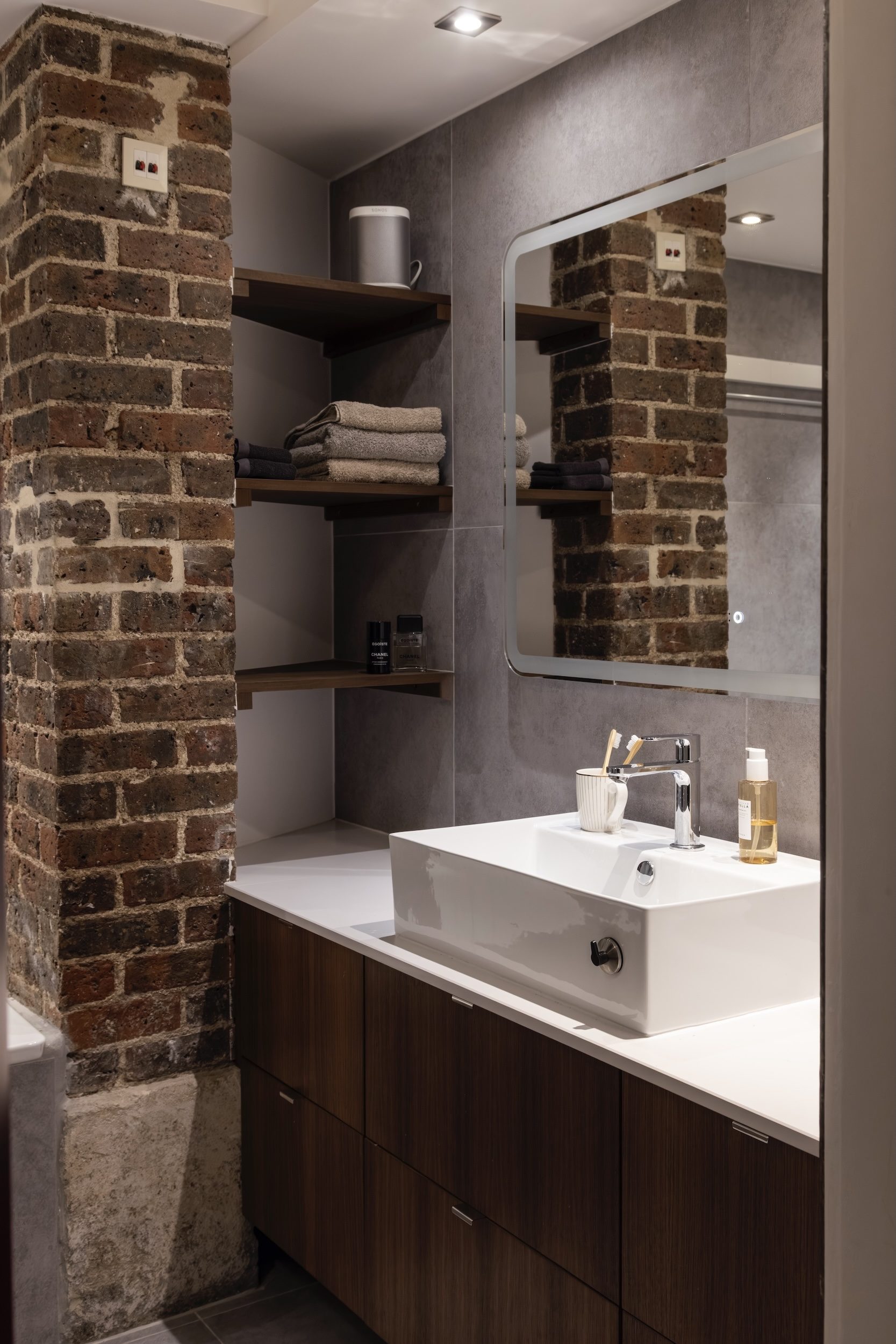 Salle d’eau moderne avec carrelage graphique – Suite parentale Clichy