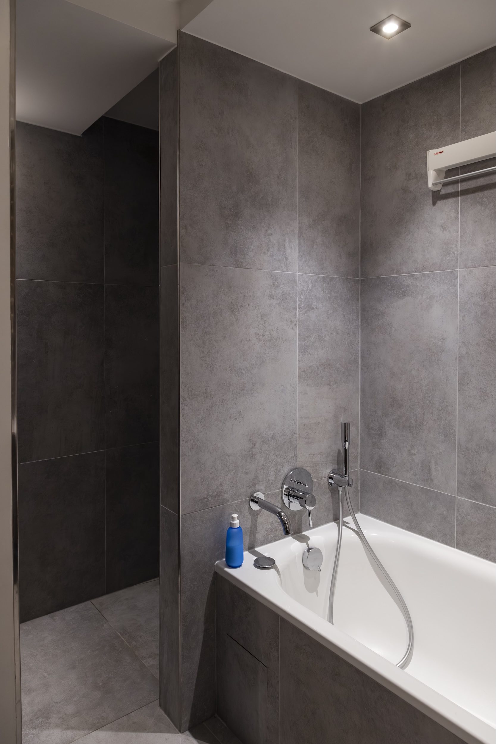 Salle d’eau moderne avec carrelage graphique – Suite parentale Clichy