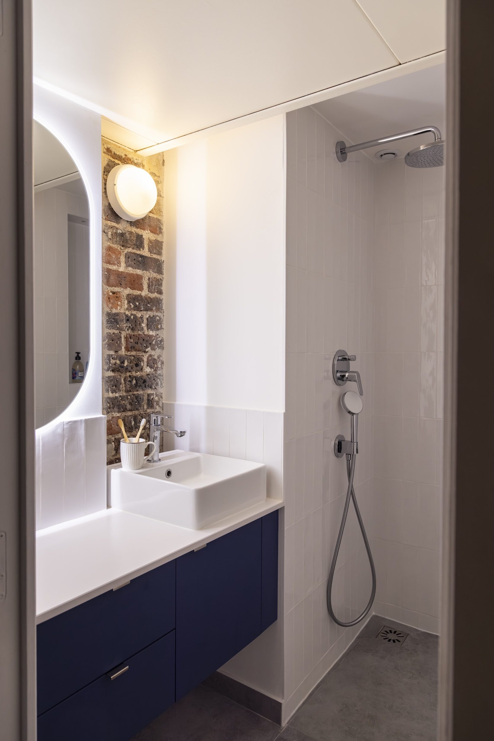 Salle d’eau moderne avec carrelage graphique – Suite parentale Clichy