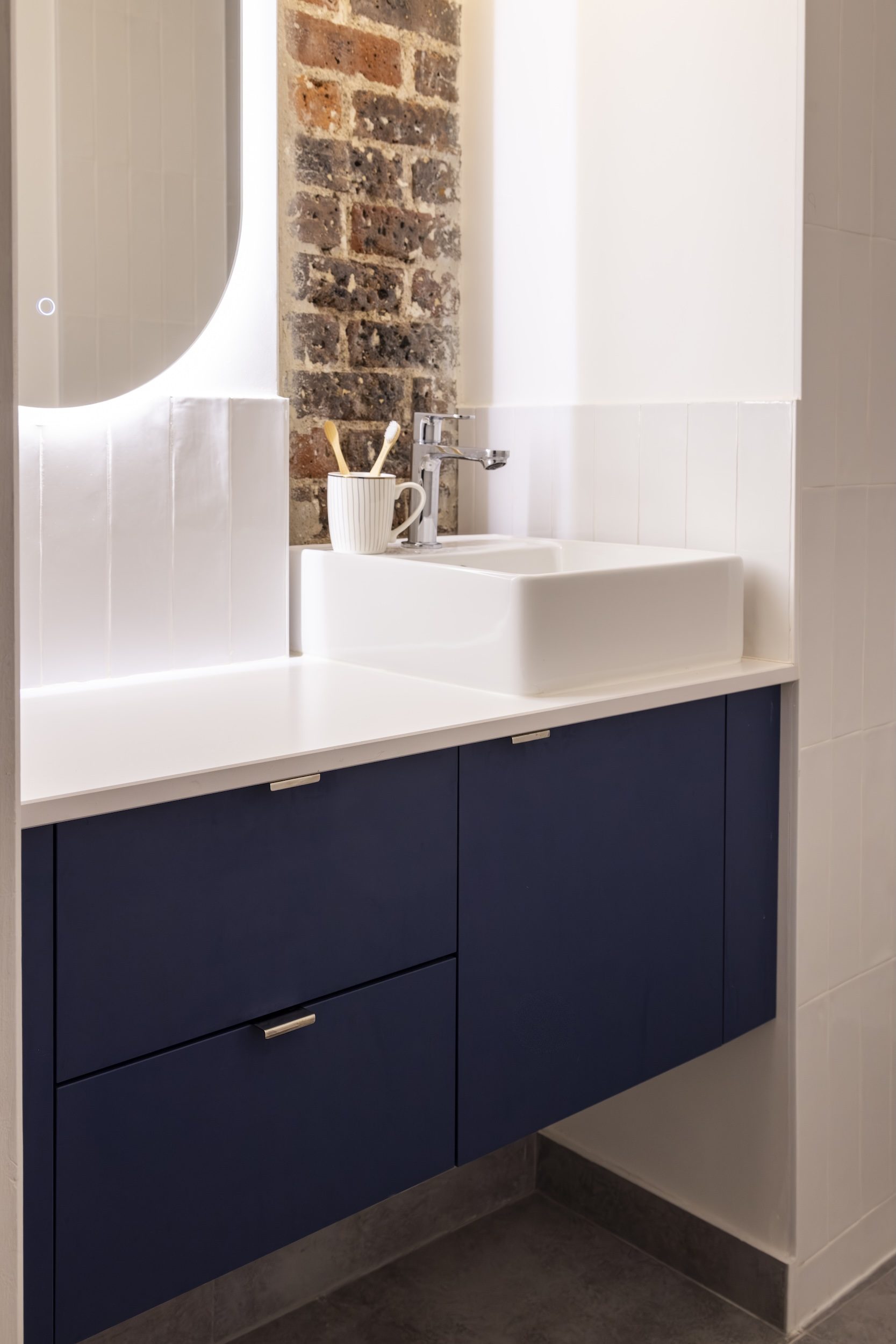 Salle d’eau moderne avec carrelage graphique – Suite parentale Clichy